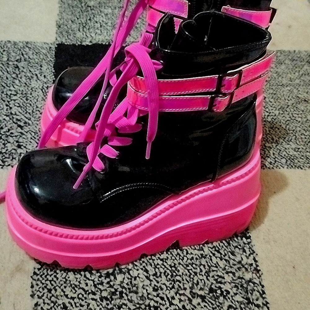 Neon pink and black shaker demonias